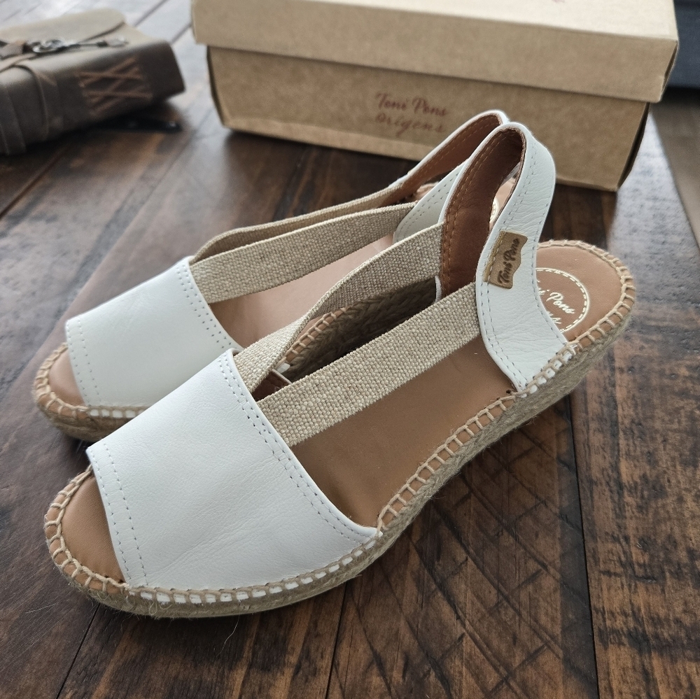 Toni Pons Teide espadrille sandals leather. White. Size 6.5. New.This open-toe